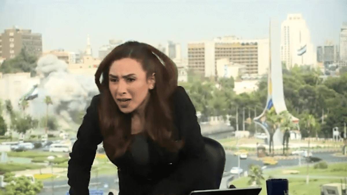 بالفيديو.. غارة إسرائيلية على دمشق تُفزع مذيعة على الهواء