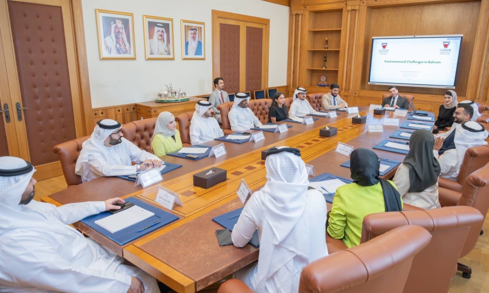 وزير النفط يلتقي منتسبي الدفعة العاشرة من برنامج رئيس مجلس الوزراء لتنمية الكوادر الحكومية