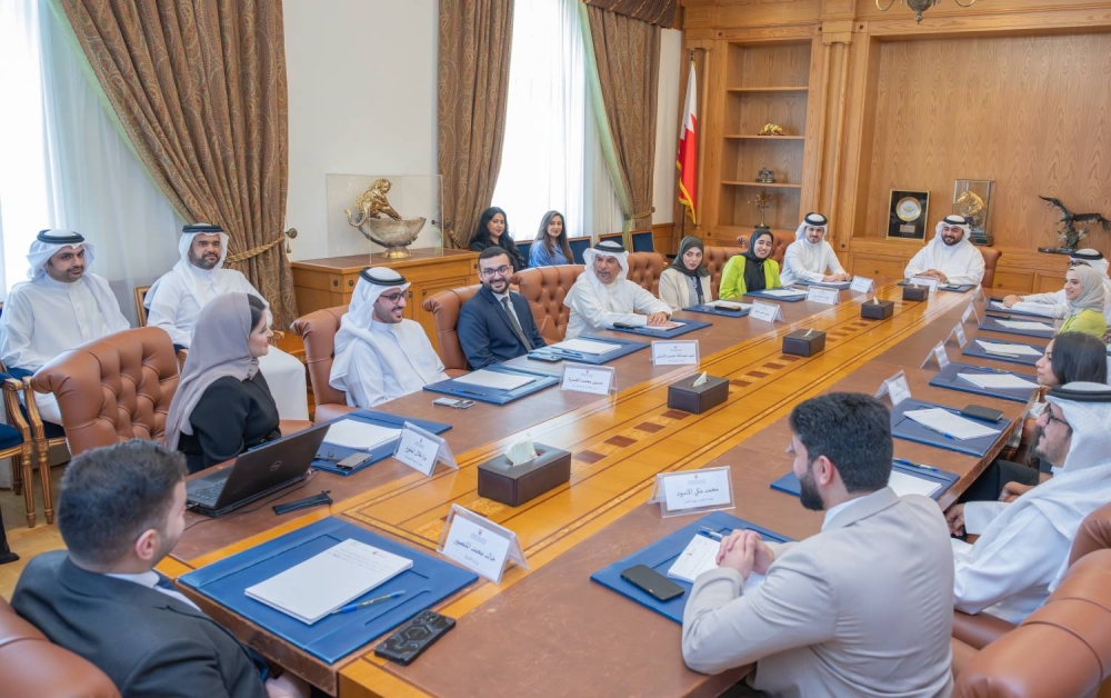 وزير النفط يلتقي منتسبي الدفعة العاشرة من برنامج رئيس مجلس الوزراء لتنمية الكوادر الحكومية