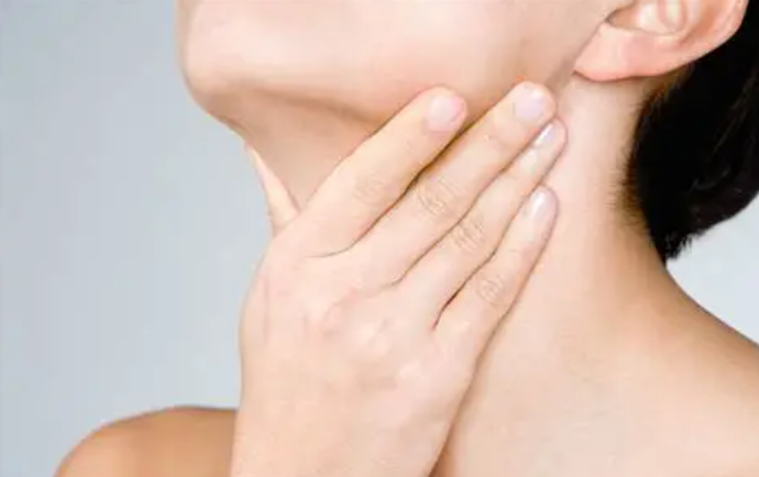 أهمها داء خدش القطة أو عدوى فيروسية.. أسباب انتفاخ الغدد اللمفاوية في الرقبة