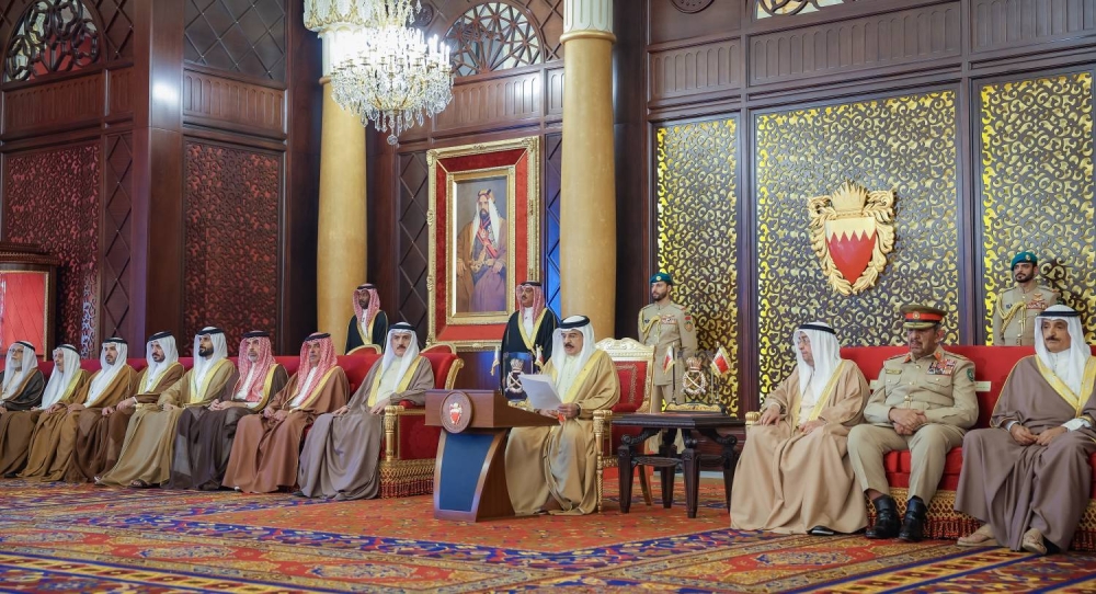 الملك  يستقبل كبار أفراد العائلة المالكة الكريمة وكبار المسؤولين وعددًا من الأهالي وأصحاب الإنجازات