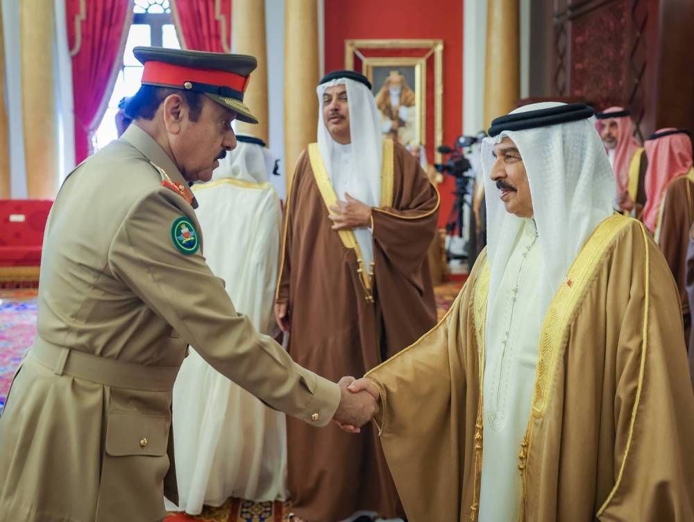 الملك  يستقبل كبار أفراد العائلة المالكة الكريمة وكبار المسؤولين وعددًا من الأهالي وأصحاب الإنجازات