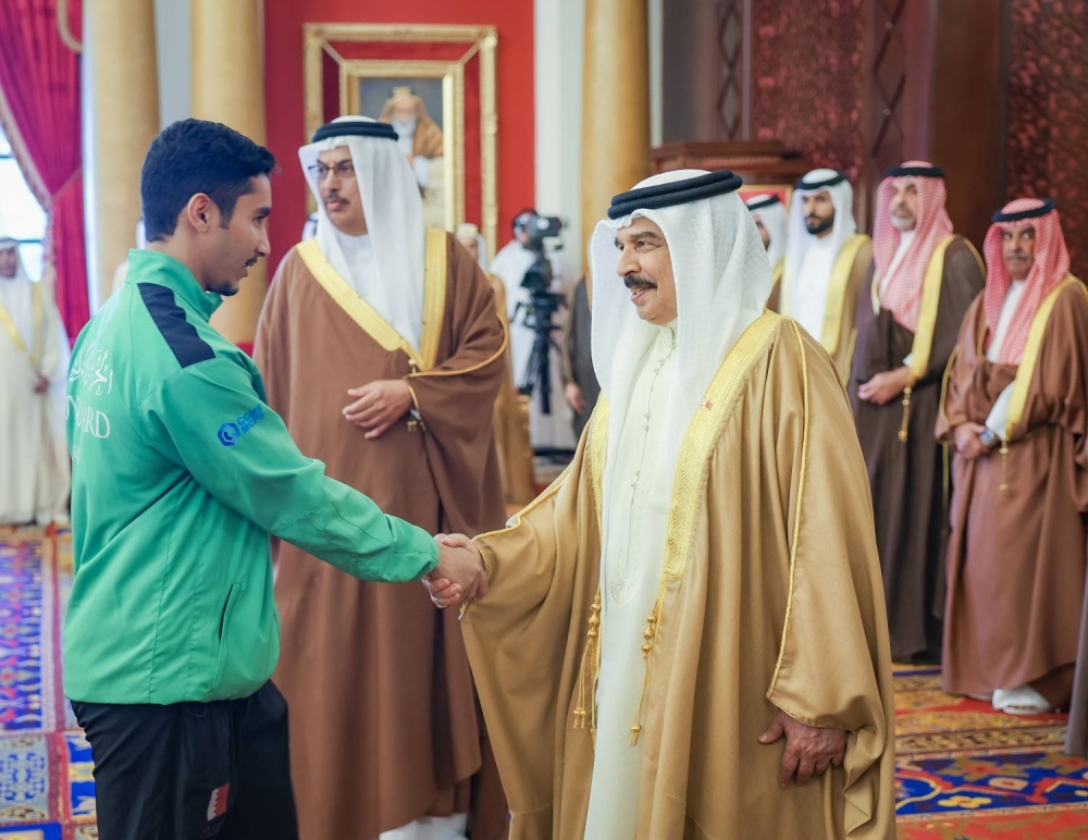 الملك  يستقبل كبار أفراد العائلة المالكة الكريمة وكبار المسؤولين وعددًا من الأهالي وأصحاب الإنجازات