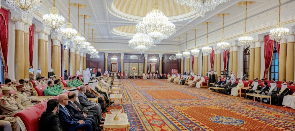 الملك  يستقبل كبار أفراد العائلة المالكة الكريمة وكبار المسؤولين وعددًا من الأهالي وأصحاب الإنجازات