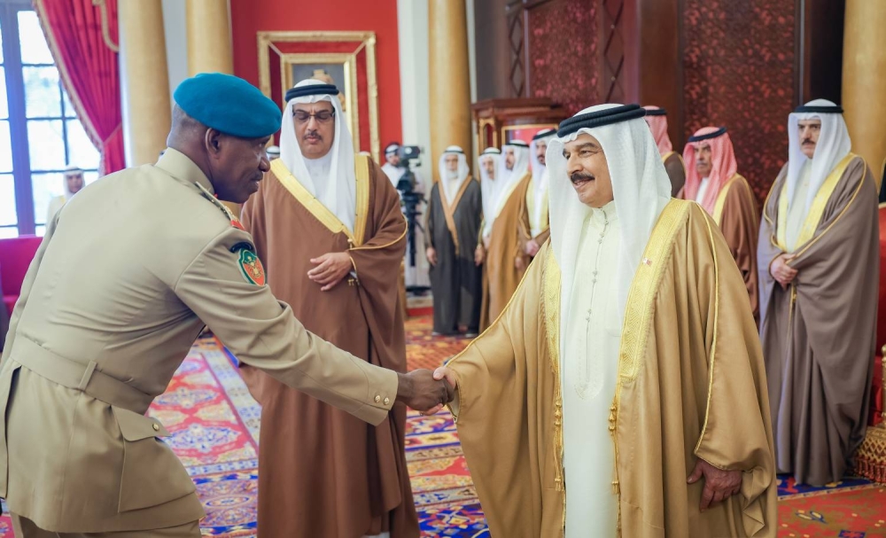 الملك  يستقبل كبار أفراد العائلة المالكة الكريمة وكبار المسؤولين وعددًا من الأهالي وأصحاب الإنجازات