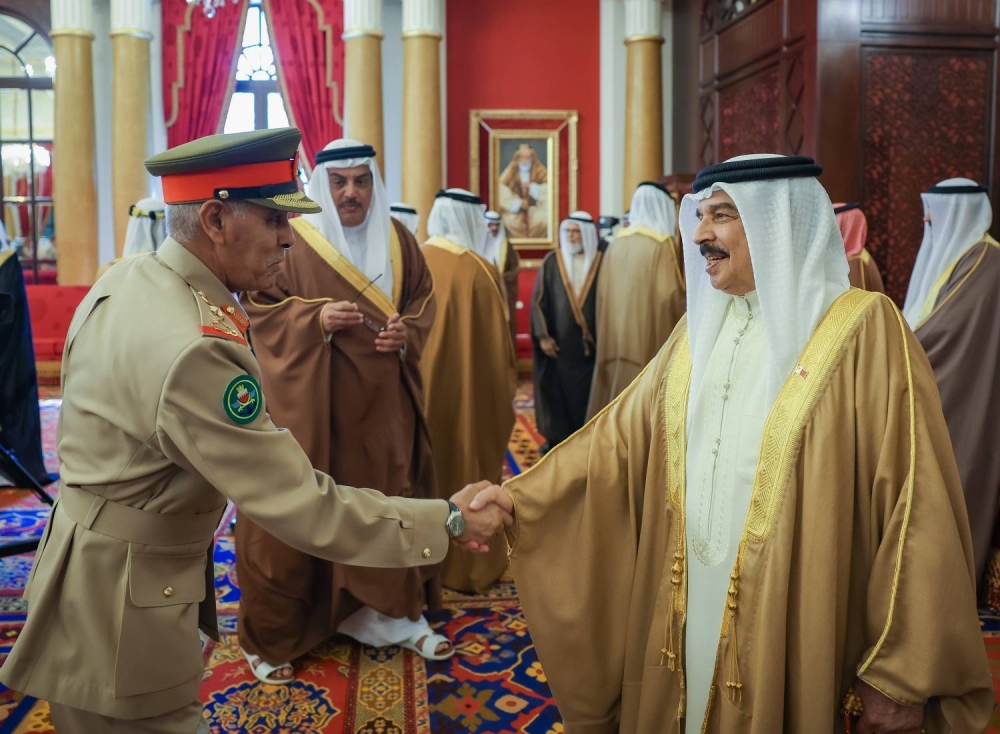 الملك  يستقبل كبار أفراد العائلة المالكة الكريمة وكبار المسؤولين وعددًا من الأهالي وأصحاب الإنجازات