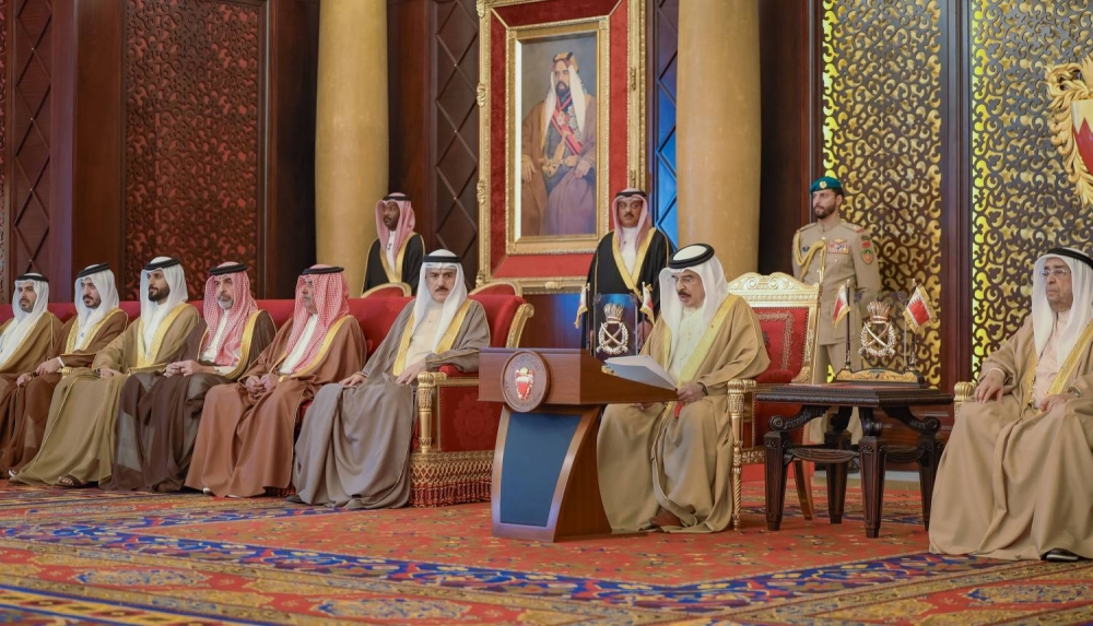 الملك  يستقبل كبار أفراد العائلة المالكة الكريمة وكبار المسؤولين وعددًا من الأهالي وأصحاب الإنجازات