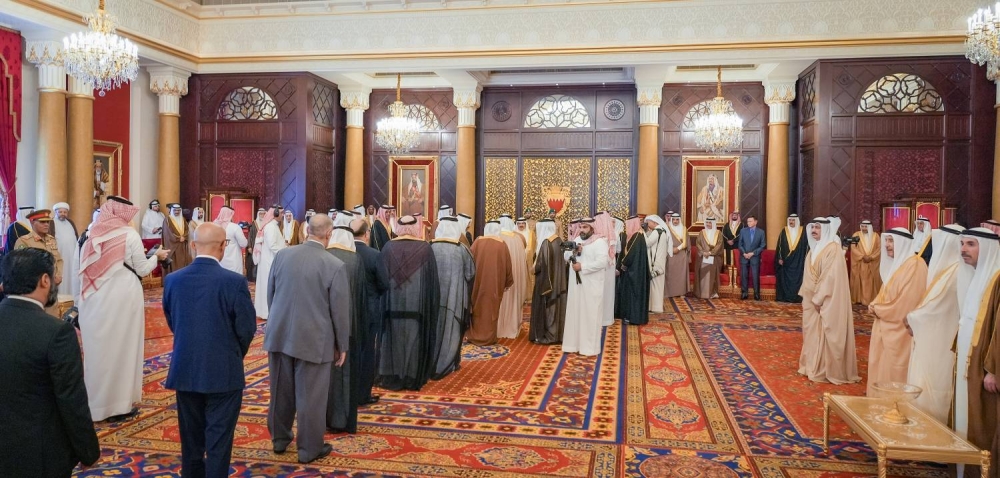 الملك  يستقبل كبار أفراد العائلة المالكة الكريمة وكبار المسؤولين وعددًا من الأهالي وأصحاب الإنجازات