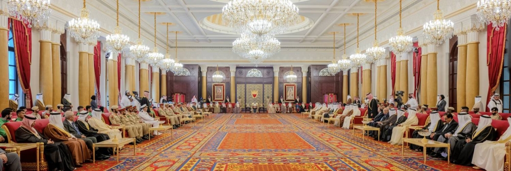 الملك  يستقبل كبار أفراد العائلة المالكة الكريمة وكبار المسؤولين وعددًا من الأهالي وأصحاب الإنجازات