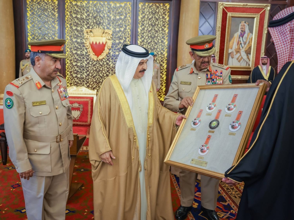 الملك  يستقبل كبار أفراد العائلة المالكة الكريمة وكبار المسؤولين وعددًا من الأهالي وأصحاب الإنجازات