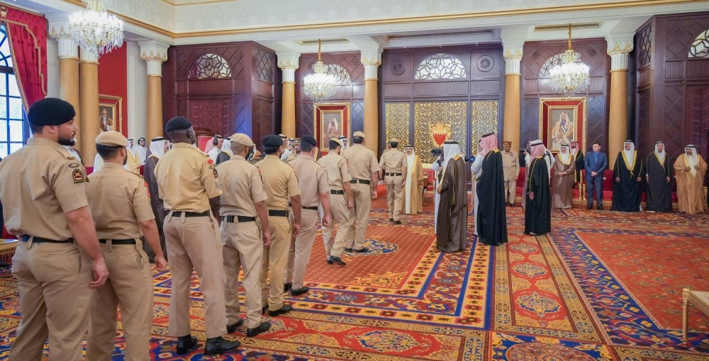 الملك  يستقبل كبار أفراد العائلة المالكة الكريمة وكبار المسؤولين وعددًا من الأهالي وأصحاب الإنجازات