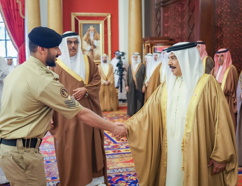 الملك  يستقبل كبار أفراد العائلة المالكة الكريمة وكبار المسؤولين وعددًا من الأهالي وأصحاب الإنجازات