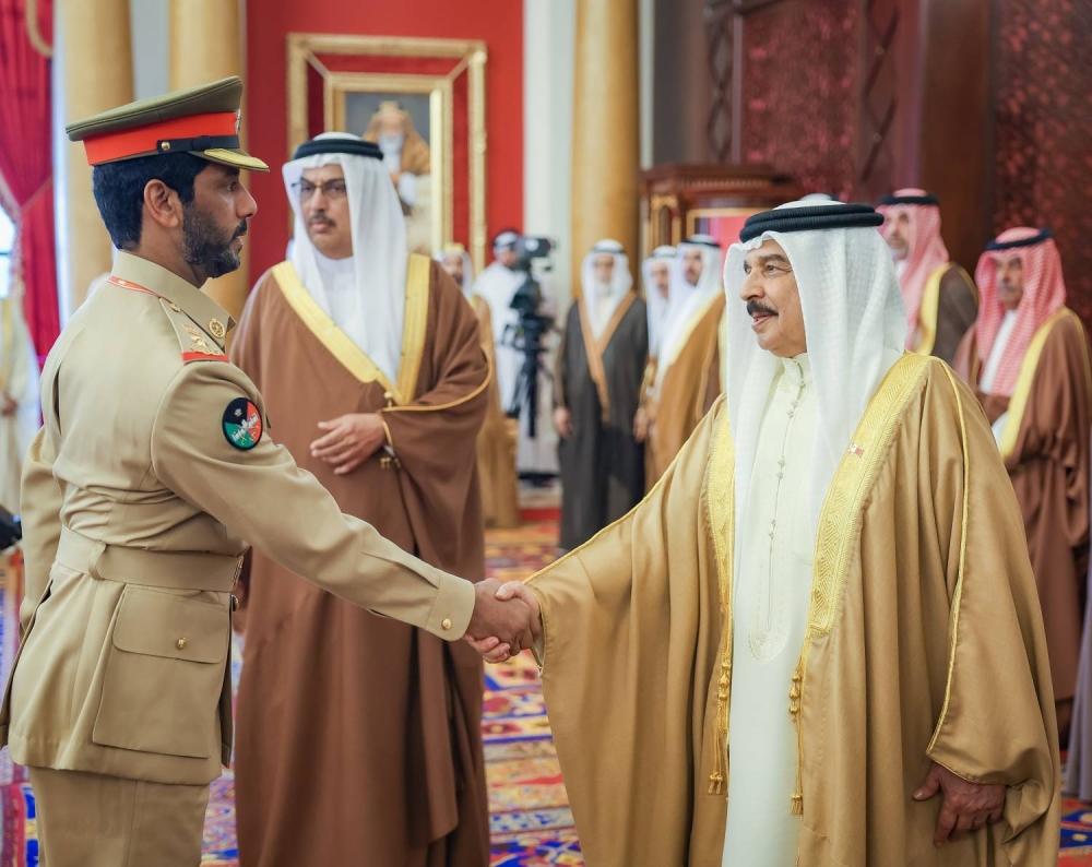 الملك  يستقبل كبار أفراد العائلة المالكة الكريمة وكبار المسؤولين وعددًا من الأهالي وأصحاب الإنجازات