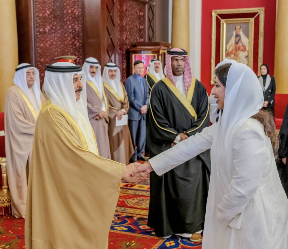 الملك  يستقبل كبار أفراد العائلة المالكة الكريمة وكبار المسؤولين وعددًا من الأهالي وأصحاب الإنجازات