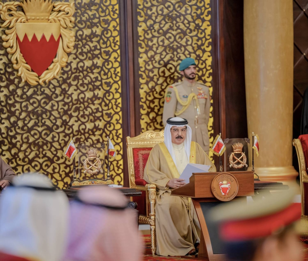 الملك  يستقبل كبار أفراد العائلة المالكة الكريمة وكبار المسؤولين وعددًا من الأهالي وأصحاب الإنجازات