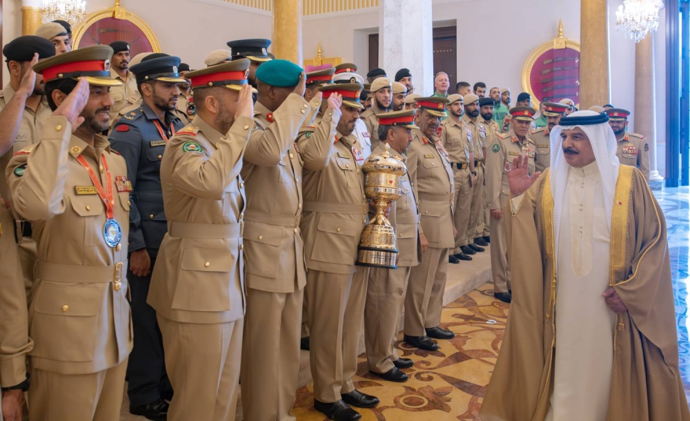 الملك  يستقبل كبار أفراد العائلة المالكة الكريمة وكبار المسؤولين وعددًا من الأهالي وأصحاب الإنجازات