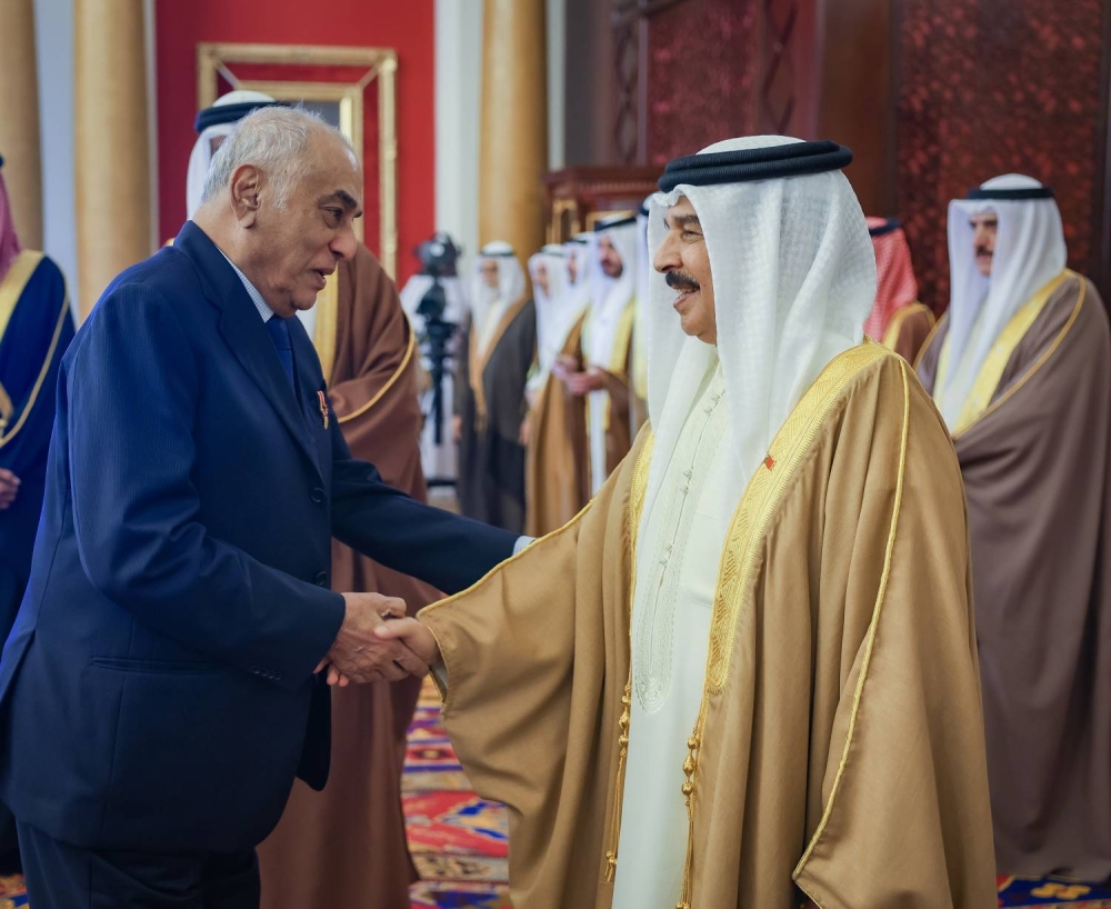 الملك  يستقبل كبار أفراد العائلة المالكة الكريمة وكبار المسؤولين وعددًا من الأهالي وأصحاب الإنجازات