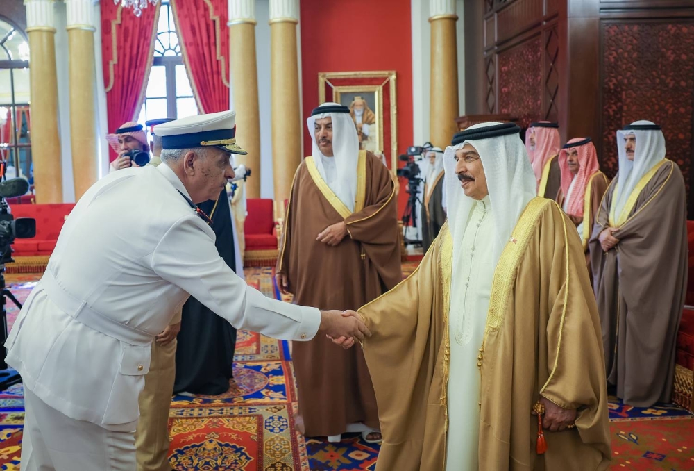 الملك  يستقبل كبار أفراد العائلة المالكة الكريمة وكبار المسؤولين وعددًا من الأهالي وأصحاب الإنجازات