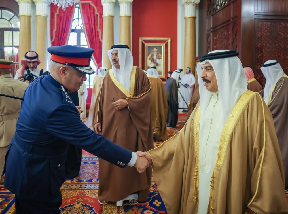 الملك  يستقبل كبار أفراد العائلة المالكة الكريمة وكبار المسؤولين وعددًا من الأهالي وأصحاب الإنجازات