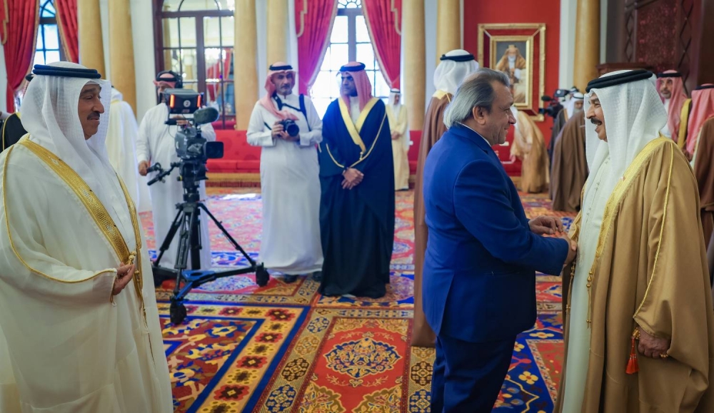 الملك  يستقبل كبار أفراد العائلة المالكة الكريمة وكبار المسؤولين وعددًا من الأهالي وأصحاب الإنجازات