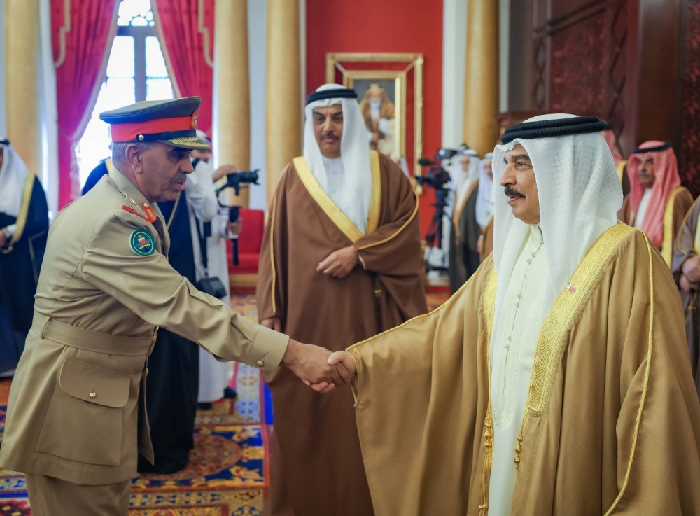 الملك  يستقبل كبار أفراد العائلة المالكة الكريمة وكبار المسؤولين وعددًا من الأهالي وأصحاب الإنجازات