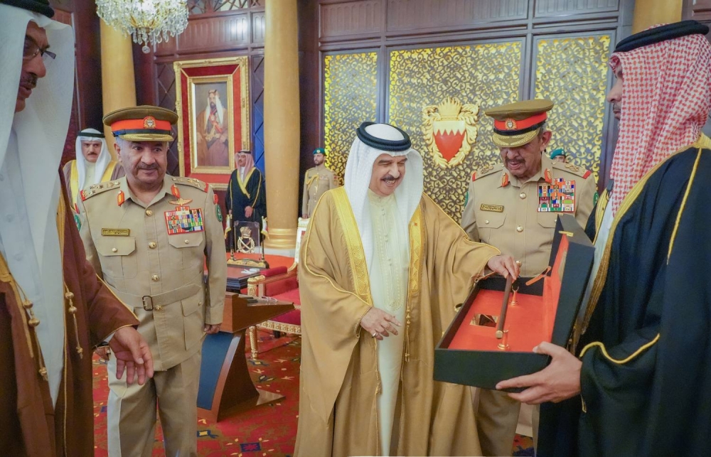 الملك  يستقبل كبار أفراد العائلة المالكة الكريمة وكبار المسؤولين وعددًا من الأهالي وأصحاب الإنجازات