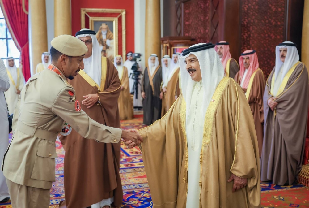 الملك  يستقبل كبار أفراد العائلة المالكة الكريمة وكبار المسؤولين وعددًا من الأهالي وأصحاب الإنجازات