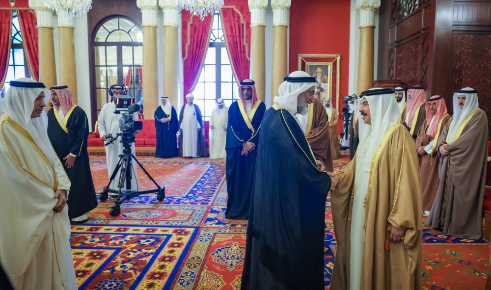 الملك  يستقبل كبار أفراد العائلة المالكة الكريمة وكبار المسؤولين وعددًا من الأهالي وأصحاب الإنجازات