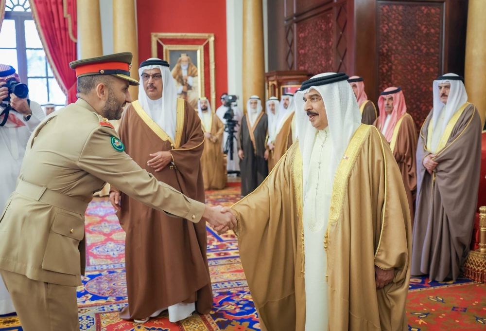 الملك  يستقبل كبار أفراد العائلة المالكة الكريمة وكبار المسؤولين وعددًا من الأهالي وأصحاب الإنجازات