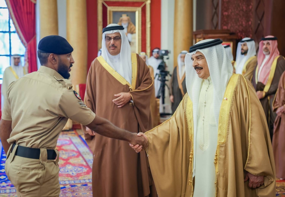 الملك  يستقبل كبار أفراد العائلة المالكة الكريمة وكبار المسؤولين وعددًا من الأهالي وأصحاب الإنجازات