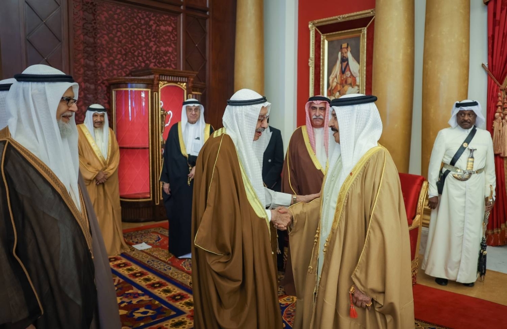 الملك  يستقبل كبار أفراد العائلة المالكة الكريمة وكبار المسؤولين وعددًا من الأهالي وأصحاب الإنجازات