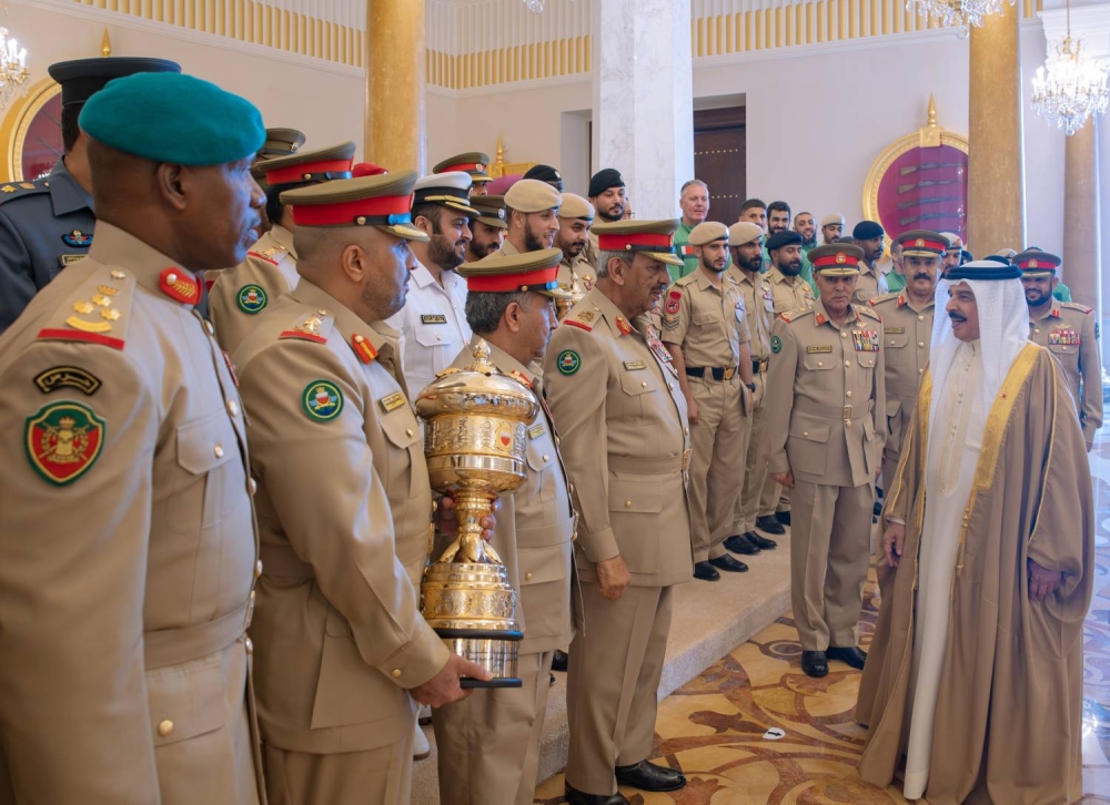 الملك  يستقبل كبار أفراد العائلة المالكة الكريمة وكبار المسؤولين وعددًا من الأهالي وأصحاب الإنجازات