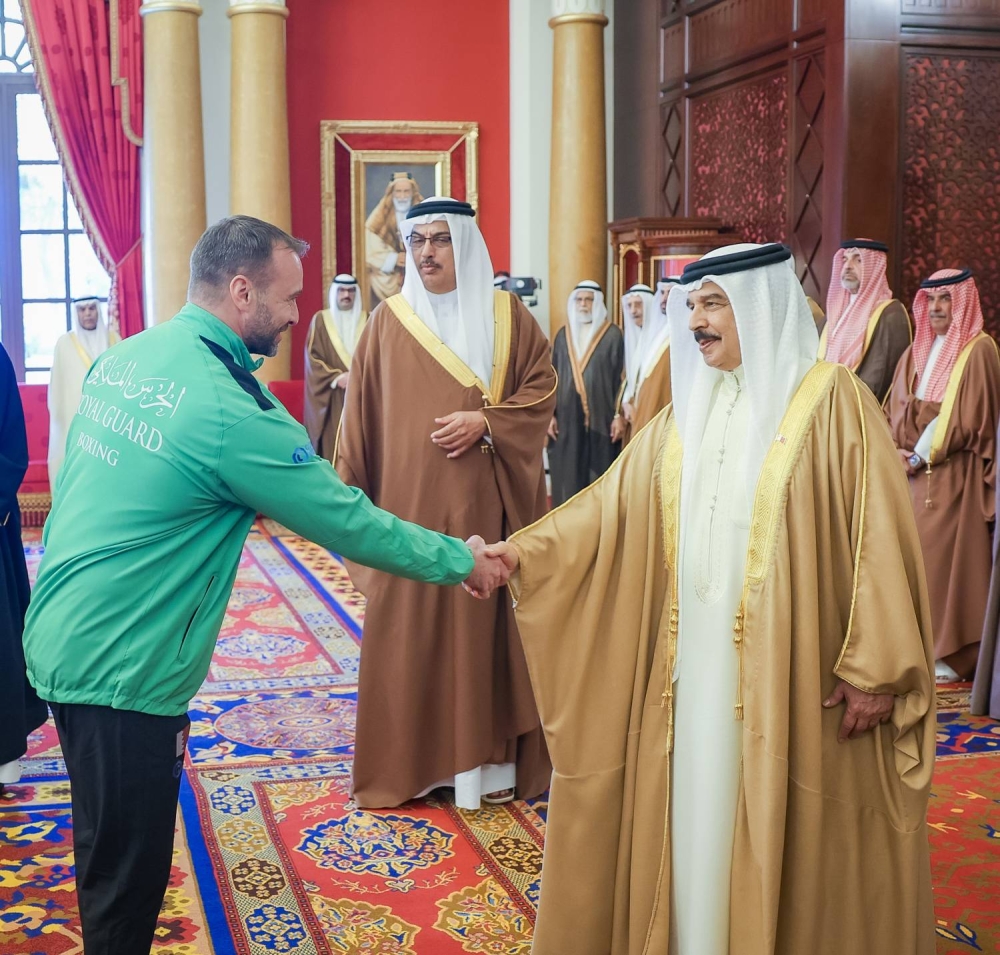 الملك  يستقبل كبار أفراد العائلة المالكة الكريمة وكبار المسؤولين وعددًا من الأهالي وأصحاب الإنجازات