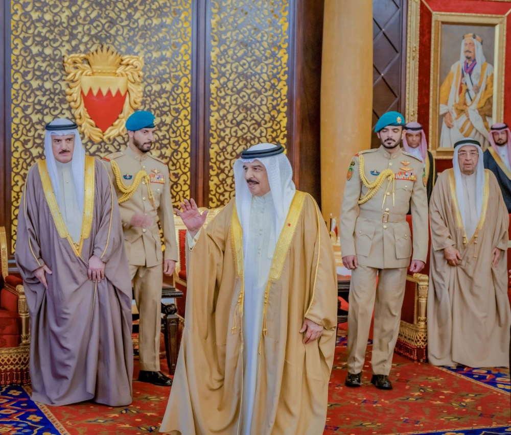 الملك  يستقبل كبار أفراد العائلة المالكة الكريمة وكبار المسؤولين وعددًا من الأهالي وأصحاب الإنجازات