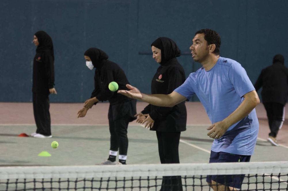 النشابة: بدء تدريب سيدات الصم على مهارات التنس