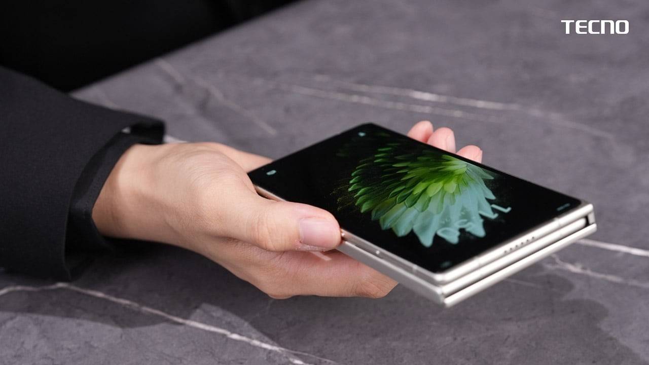بشاشة 9.49 بوصة.. "تكنو" تكشف عن هاتفها ثلاثي الطي بتصميم G وسمك قياسي