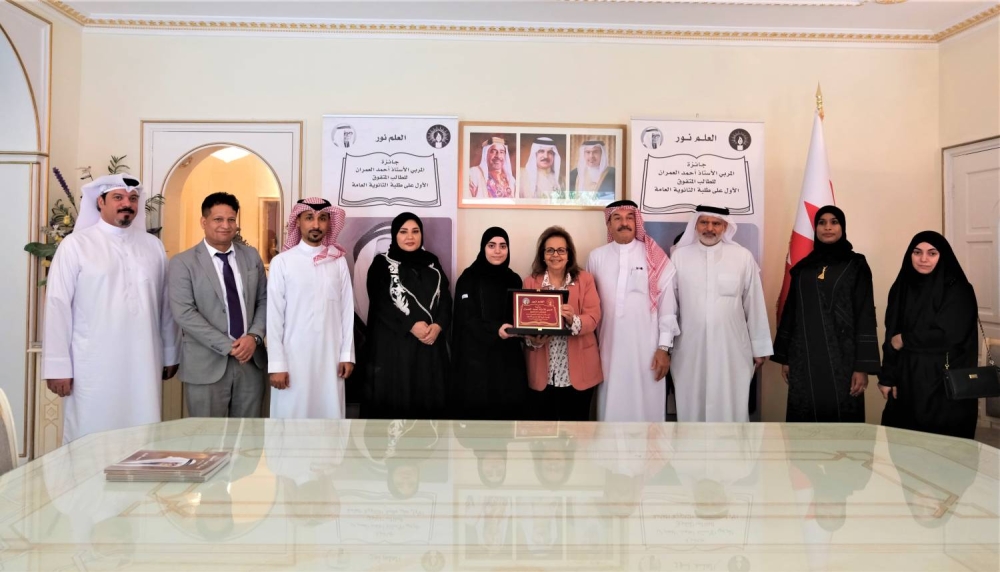 أحمد هشام وزهراء الأسود يحصدان جائزة الأستاذ أحمد العمران للطالب المتفوق