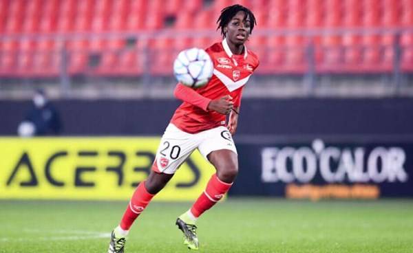 نيوم يضع عينه على مدافع ستراسبورج الفرنسي دوكوري