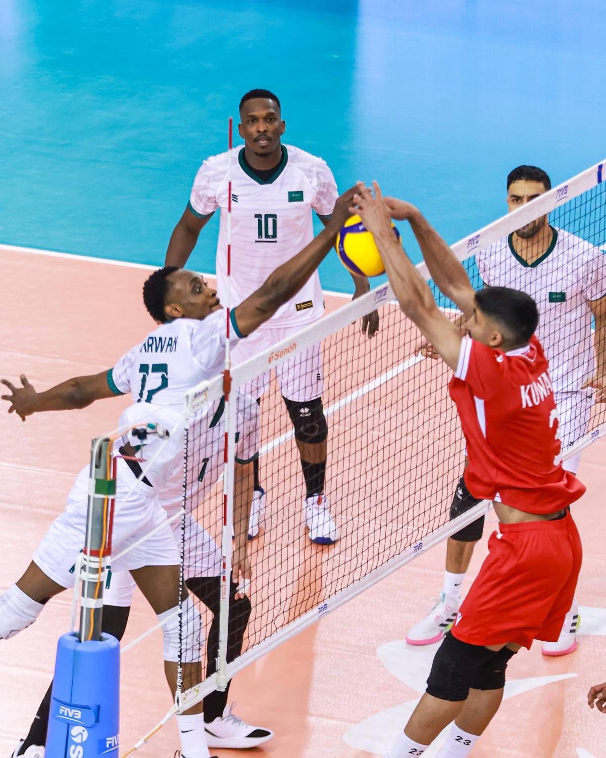 منتخبنا يهزم الأردن ويتصدّر "أولى" بطولة غرب آسيا للطائرة