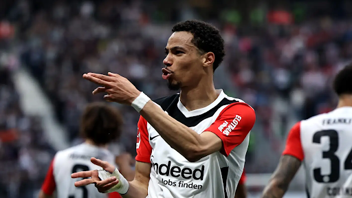 ليفربول على بُعد خطوات من ضم مهاجم فرانكفورت إيكيتيكي لمدة 6 مواسم