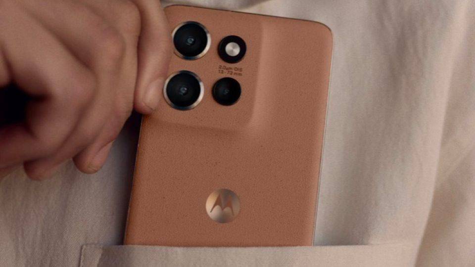 موتورولا تطلق Edge 60 Fusion بلون Mocha Mousse وتحدد موعد إصدار نسخة Razr Swarovski