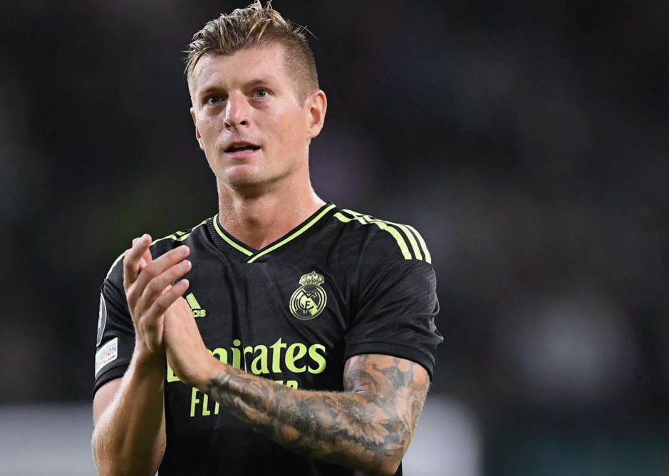 توني كروس يكشف حقيقة صورته بقميص ريال مدريد: &ldquo;كنت مشجعًا لفيردر بريمن&rdquo;