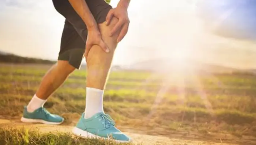 من الإجهاد إلى مشكلات طبية عميقة.. ما هي أسباب ألم في عضلة الساق؟