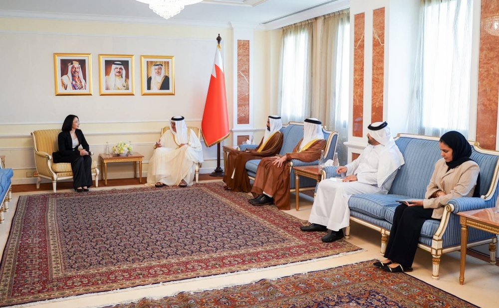 وزير الخارجية يستقبل القائم بأعمال سفارة الجمهورية التونسية لدى مملكة البحرين بمناسبة انتهاء فترة عملها