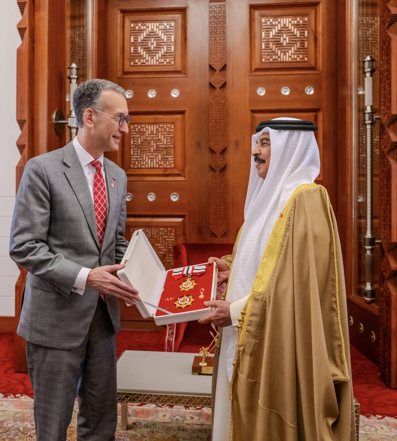 الملك  يستقبل السفير الأمريكي لدى المملكة ويتفضل بمنحه وسام البحرين من الدرجة الأولى