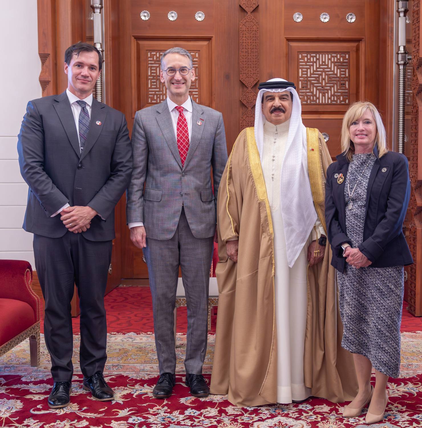 الملك  يستقبل السفير الأمريكي لدى المملكة ويتفضل بمنحه وسام البحرين من الدرجة الأولى