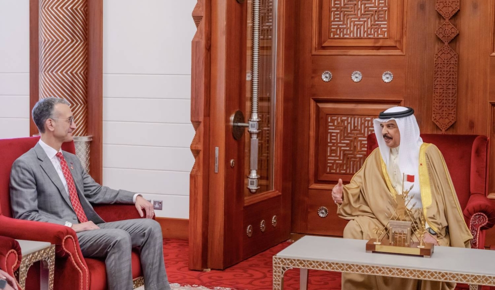 الملك  يستقبل السفير الأمريكي لدى المملكة ويتفضل بمنحه وسام البحرين من الدرجة الأولى