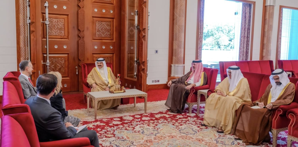 الملك  يستقبل السفير الأمريكي لدى المملكة ويتفضل بمنحه وسام البحرين من الدرجة الأولى