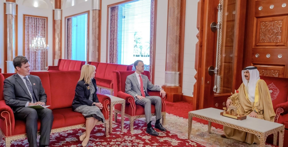 الملك  يستقبل السفير الأمريكي لدى المملكة ويتفضل بمنحه وسام البحرين من الدرجة الأولى