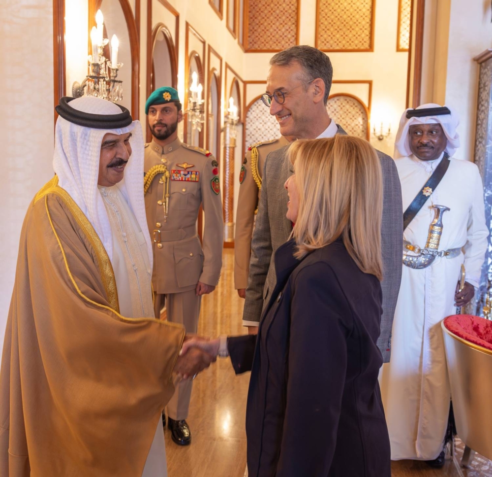الملك  يستقبل السفير الأمريكي لدى المملكة ويتفضل بمنحه وسام البحرين من الدرجة الأولى